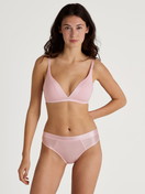 Damen-Model trägt Slip aus Baumwolle in Rosa, Einfarbig aus Serie Cate von CALIDA, Outfit