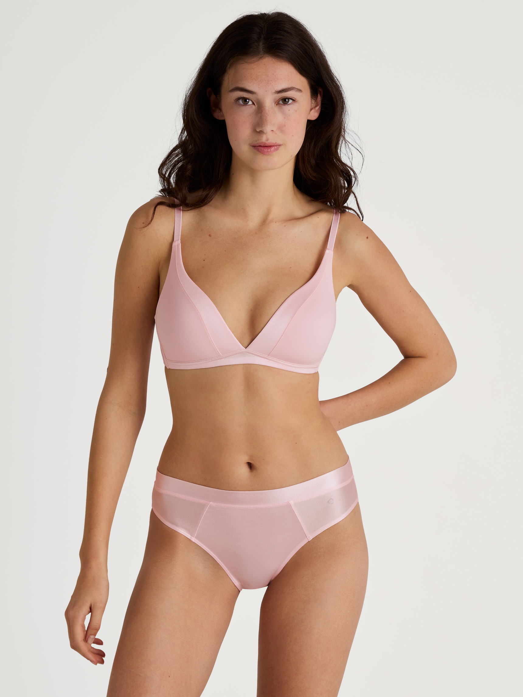 Damen-Model trägt Slip aus Baumwolle in Rosa, Einfarbig aus Serie Cate von CALIDA, Outfit