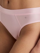 Damen-Model trägt Slip aus Baumwolle in Rosa, Einfarbig aus Serie Cate von CALIDA, Detail