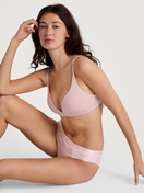 Damen-Model trägt Slip aus Baumwolle in Rosa, Einfarbig aus Serie Cate von CALIDA, Zusatzbild