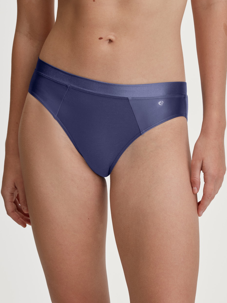 Damen-Model trägt Slip aus Baumwolle in Blau, Einfarbig aus Serie Cate von CALIDA, Vorderansicht
