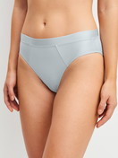 La modella / Il modello Donna indossa Slip in Cotone di colore Blu, Tinta unita, della serie Cate di CALIDA, Vista frontale