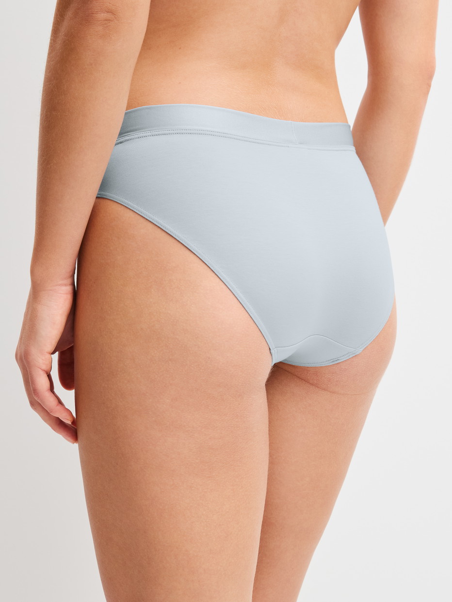 Damen-Model trägt Slip aus Baumwolle in Blau, Einfarbig aus Serie Cate von CALIDA, Rückansicht