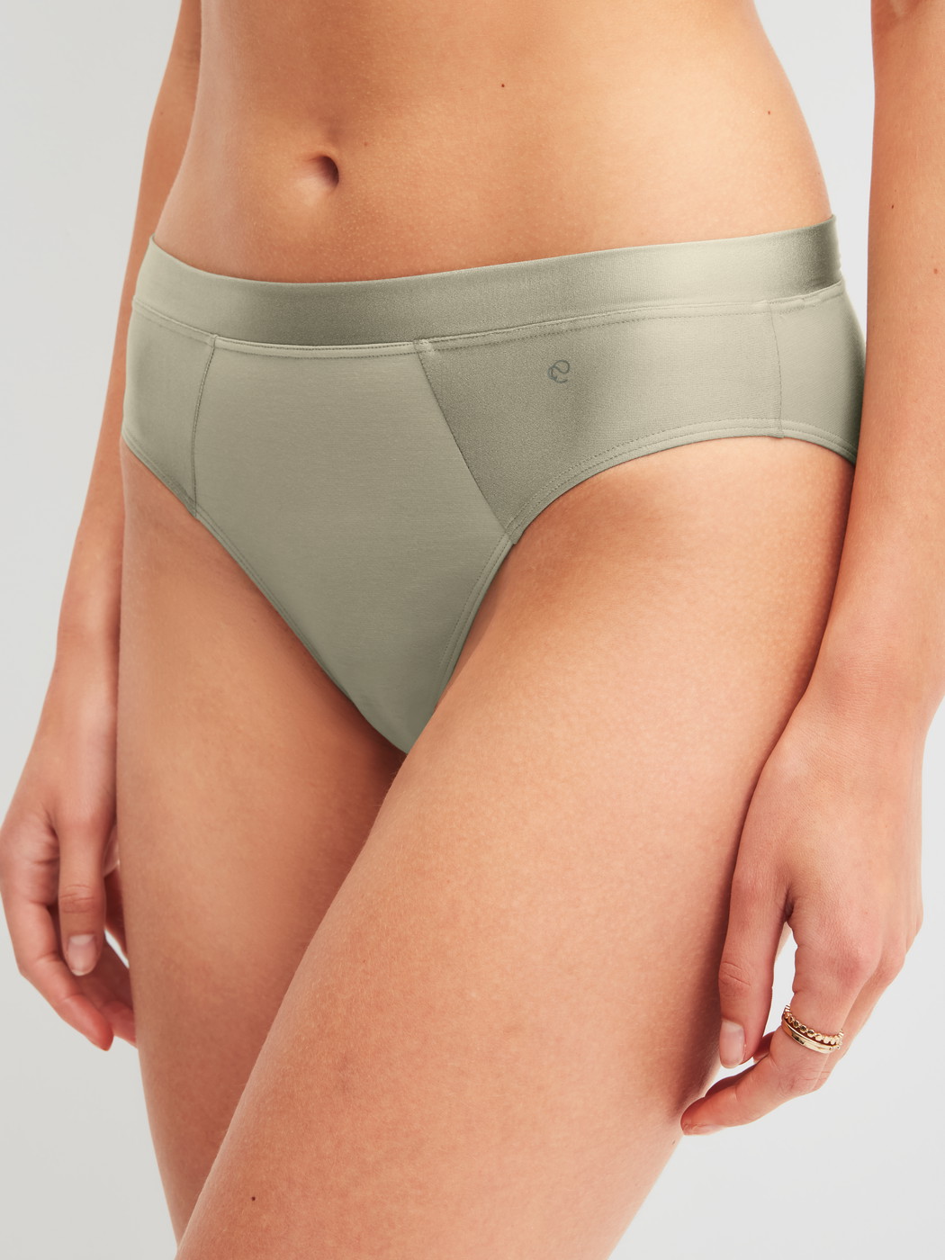 Le mannequin Femme porte le/la Culottes en Coton de couleur Vert, Unicolore, de la série Cate de CALIDA, Vue de face