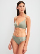 Le mannequin Femme porte le/la Culottes en Coton de couleur Vert, Unicolore, de la série Cate de CALIDA, Tenue