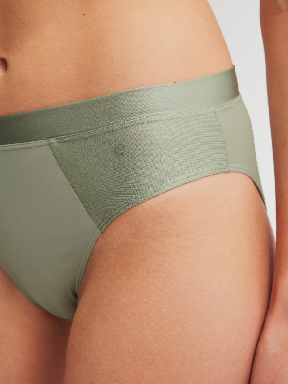 Damen-Model trägt Slip aus Baumwolle in Grün, Einfarbig aus Serie Cate von CALIDA, Detail