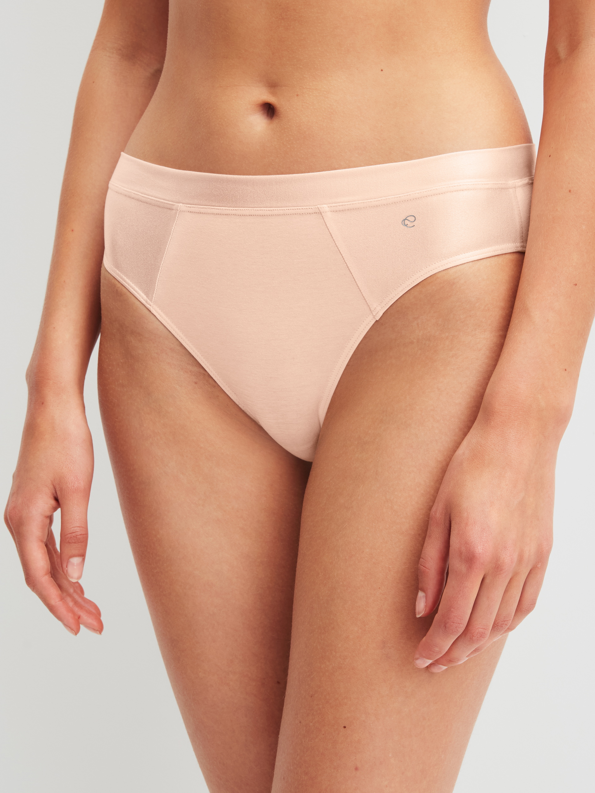 La modella / Il modello Donna indossa Slip in Cotone di colore Rosa, Tinta unita, della serie Cate di CALIDA, Vista frontale