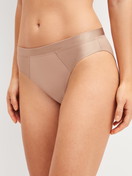 Damen-Model trägt Slip aus Baumwolle in Beige, Einfarbig aus Serie Cate von CALIDA, Vorderansicht