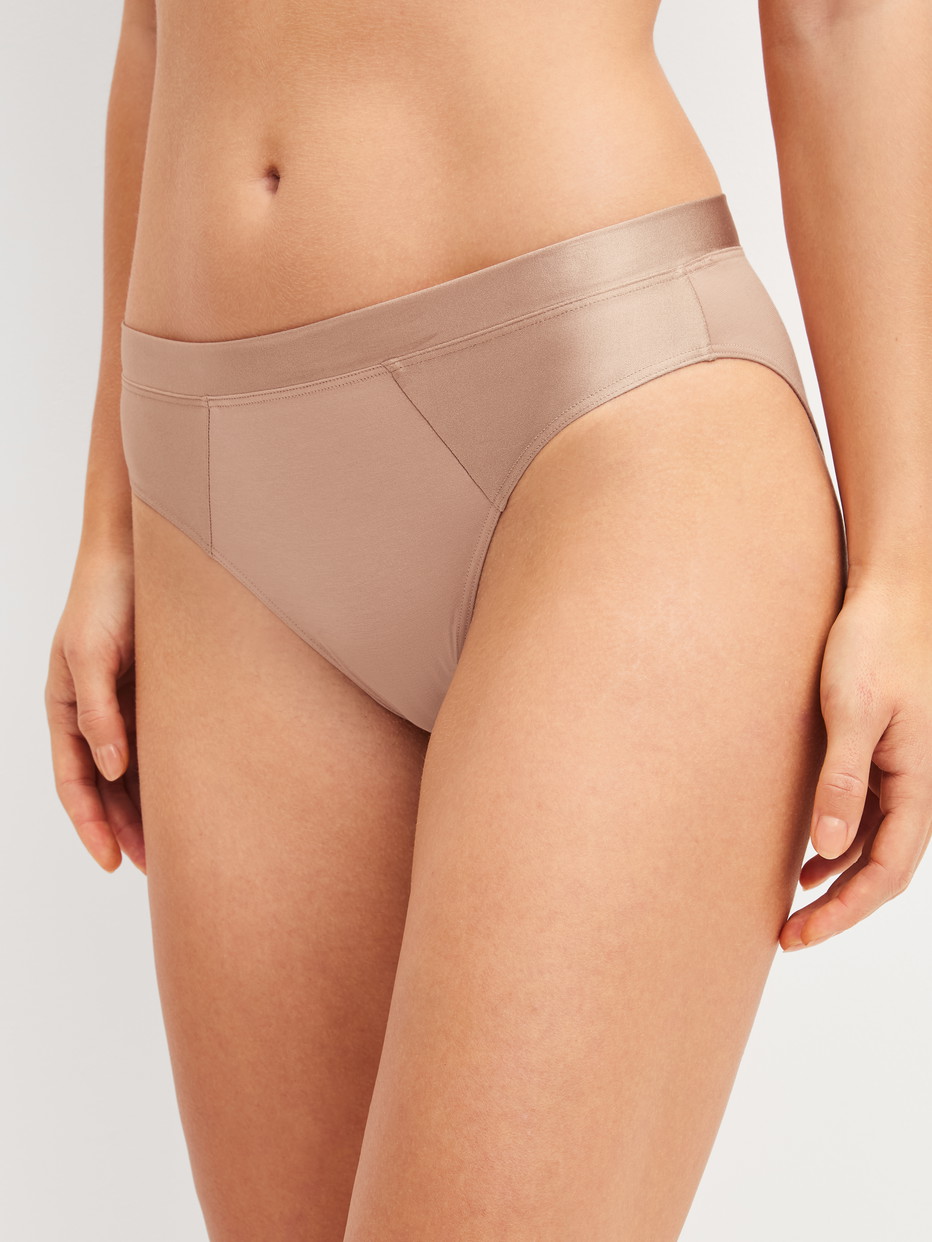 Damen-Model trägt Slip aus Baumwolle in Beige, Einfarbig aus Serie Cate von CALIDA, Vorderansicht