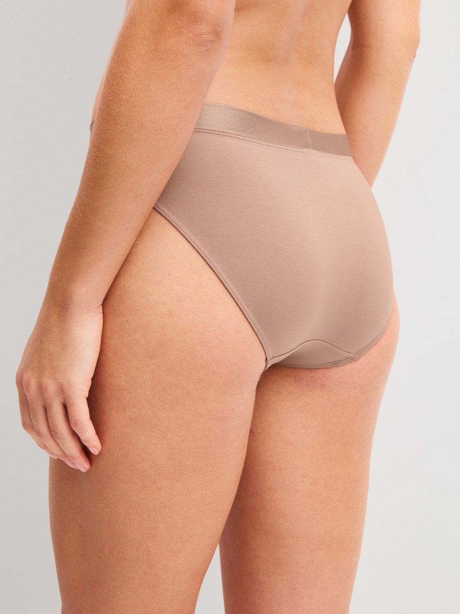Damen-Model trägt Slip aus Baumwolle in Beige, Einfarbig aus Serie Cate von CALIDA, Rückansicht