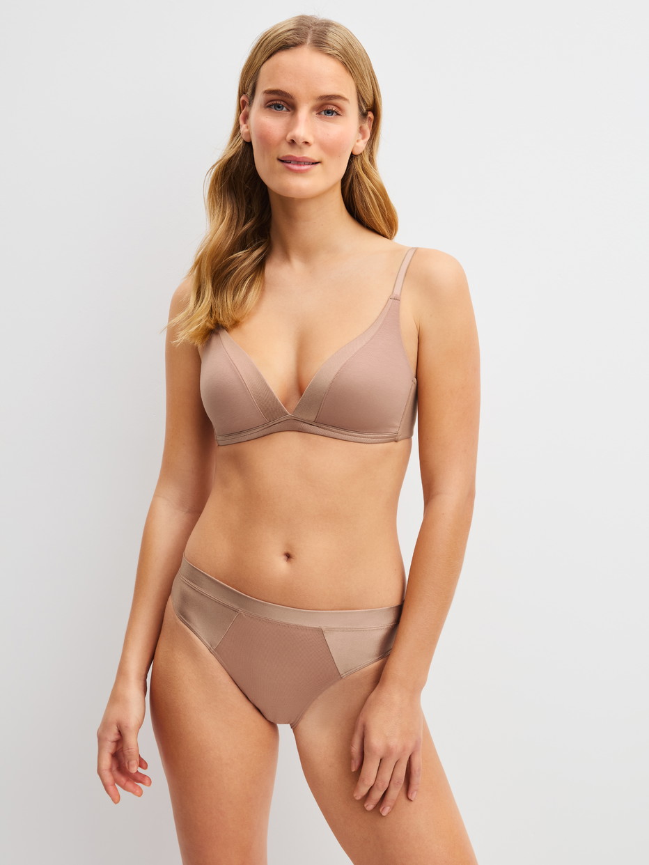 Damen-Model trägt Slip aus Baumwolle in Beige, Einfarbig aus Serie Cate von CALIDA, Outfit