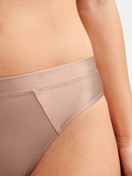 Damen-Model trägt Slip aus Baumwolle in Beige, Einfarbig aus Serie Cate von CALIDA, Detail