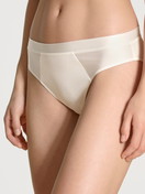 Le mannequin Femme porte le/la Culottes en Coton de couleur Beige, Unicolore, de la série Cate de CALIDA, Vue de face