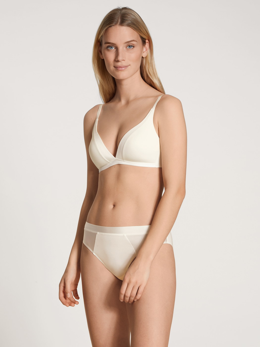 Le mannequin Femme porte le/la Culottes en Coton de couleur Beige, Unicolore, de la série Cate de CALIDA, Vue de face, Tenue
