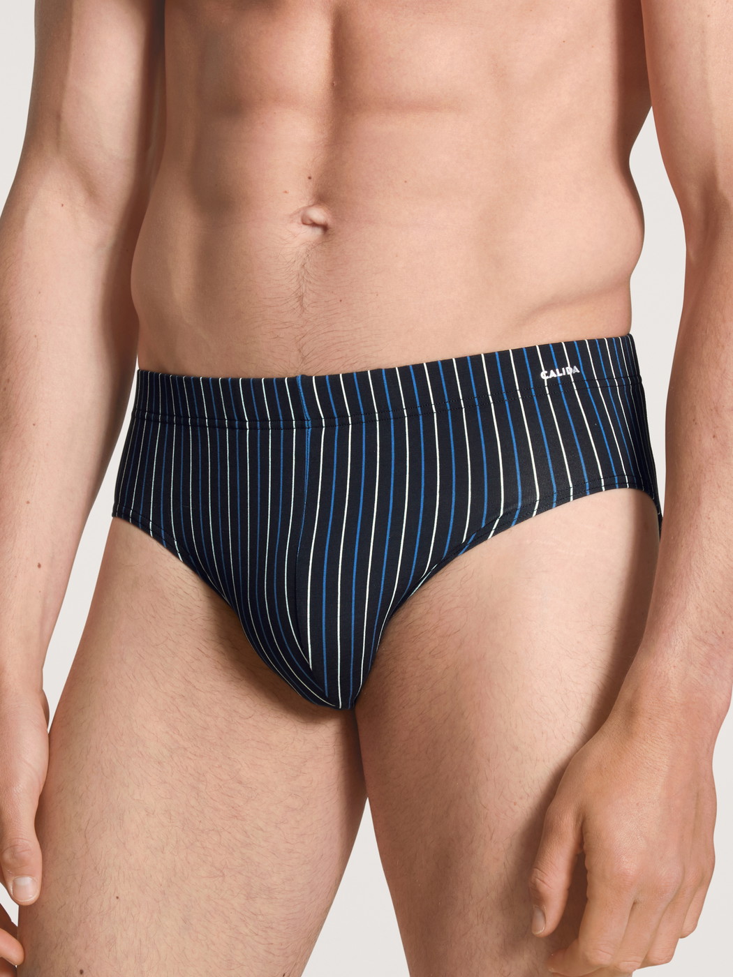 Herren-Model trägt Slip aus Baumwolle in Schwarz, Gestreift aus Serie Cotton Code von CALIDA, Vorderansicht