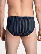 Herren-Model trägt Slip aus Baumwolle in Schwarz, Gestreift aus Serie Cotton Code von CALIDA, Rückansicht