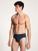 Herren-Model trägt Slip aus Baumwolle in Schwarz, Gestreift aus Serie Cotton Code von CALIDA, Vorderansicht