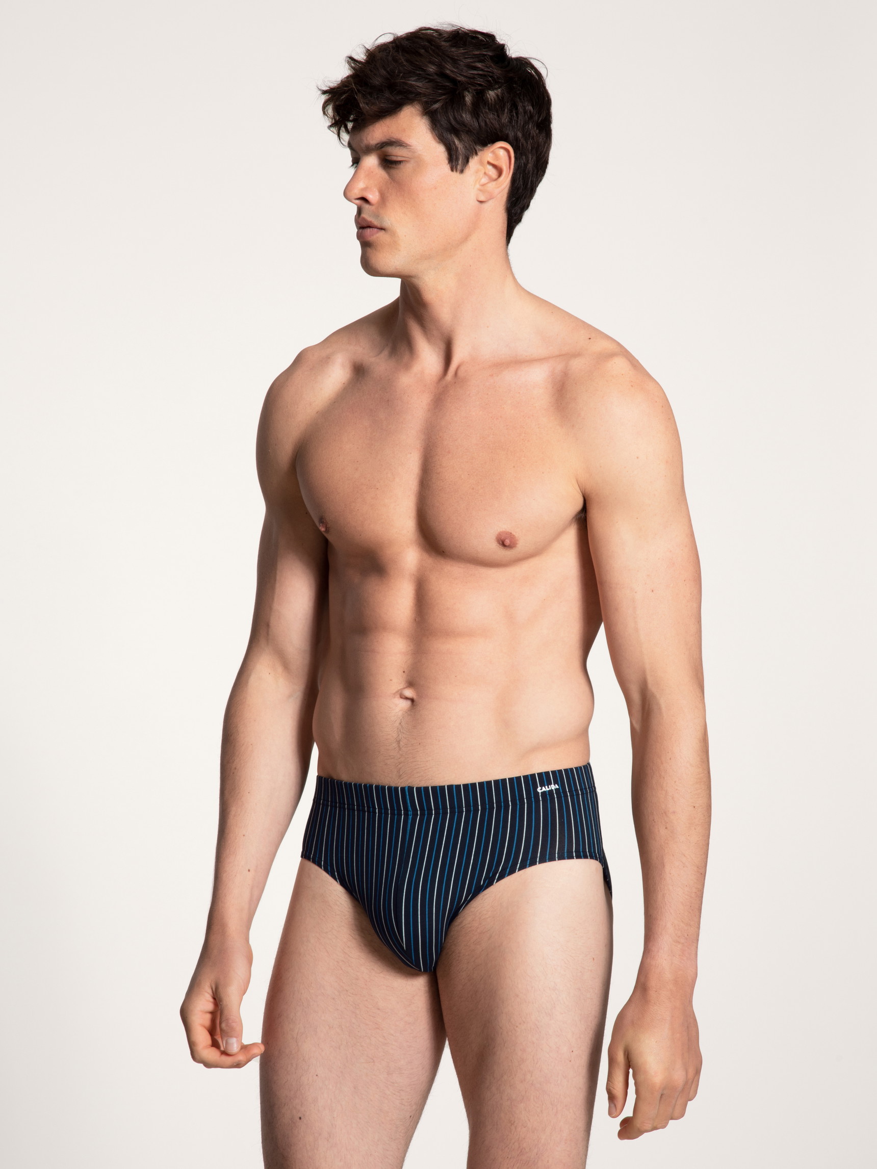 La modella / Il modello Uomo indossa Slip in Cotone di colore Nero, A righe, della serie Cotton Code di CALIDA, Vista frontale