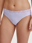Le mannequin Femme porte le/la Culotte en Coton de couleur Violet, Dentelle, de la série Natural Comfort Lace de CALIDA, Vue de face