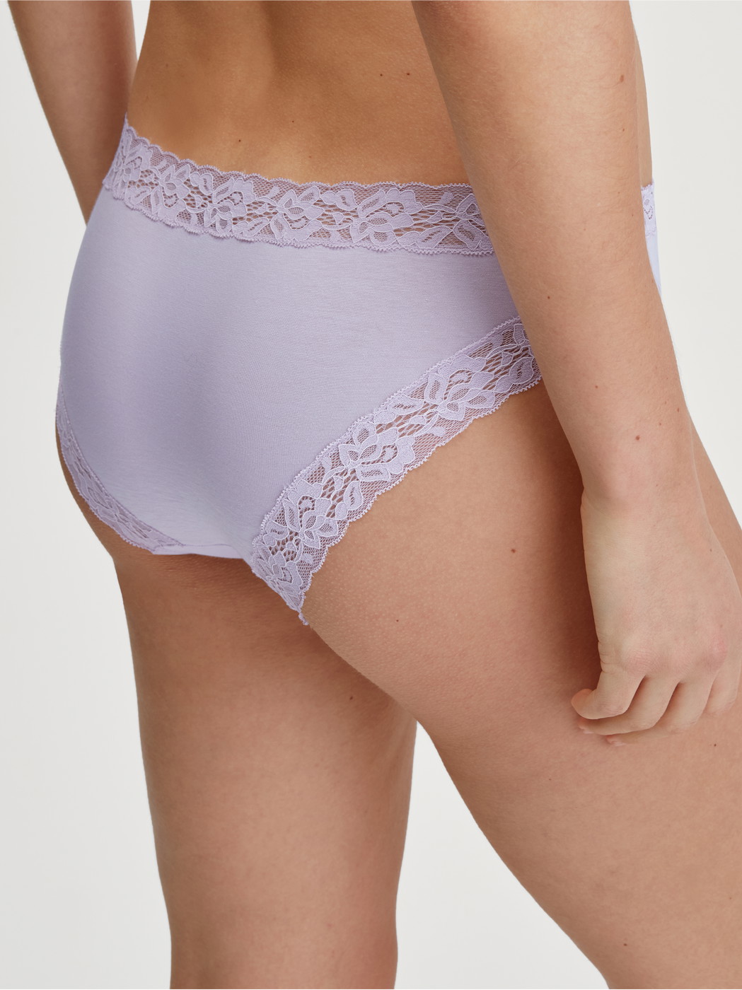 Le mannequin Femme porte le/la Culotte en Coton de couleur Violet, Dentelle, de la série Natural Comfort Lace de CALIDA, Vue de face