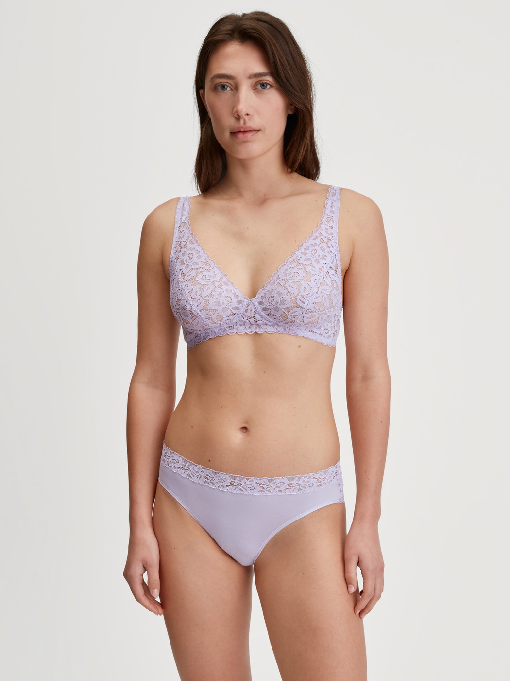 Le mannequin Femme porte le/la Culotte en Coton de couleur Violet, Dentelle, de la série Natural Comfort Lace de CALIDA, Tenue