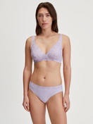 Le mannequin Femme porte le/la Culotte en Coton de couleur Violet, Dentelle, de la série Natural Comfort Lace de CALIDA, Tenue