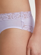 Le mannequin Femme porte le/la Culotte en Coton de couleur Violet, Dentelle, de la série Natural Comfort Lace de CALIDA, Détail