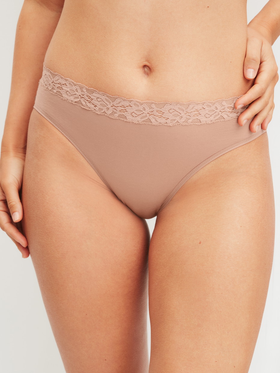 Damen-Model trägt Slip, regular cut aus Baumwolle in Braun, Spitze aus Serie Natural Comfort Lace von CALIDA, Vorderansicht