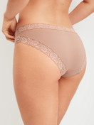 Damen-Model trägt Slip, regular cut aus Baumwolle in Braun, Spitze aus Serie Natural Comfort Lace von CALIDA, Rückansicht