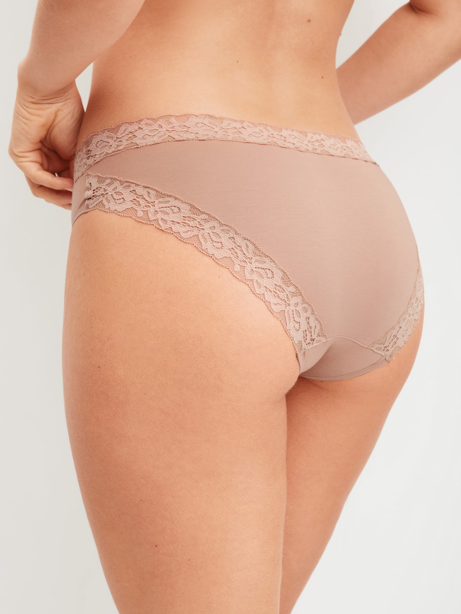 Damen-Model trägt Slip, regular cut aus Baumwolle in Braun, Spitze aus Serie Natural Comfort Lace von CALIDA, Rückansicht