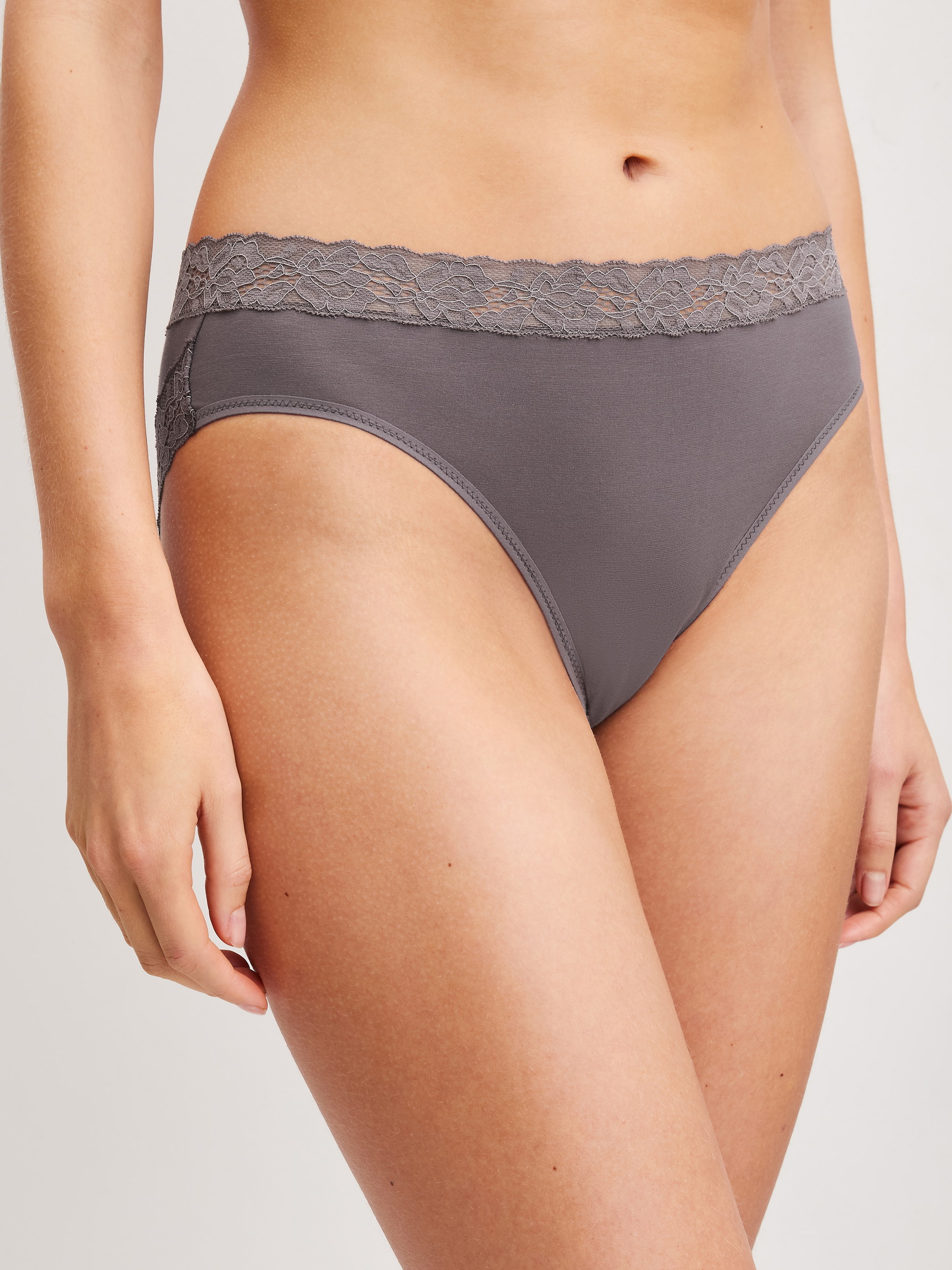 La modella / Il modello Donna indossa Slip in Cotone di colore Marrone, Pizzo, della serie Natural Comfort Lace di CALIDA, Vista frontale