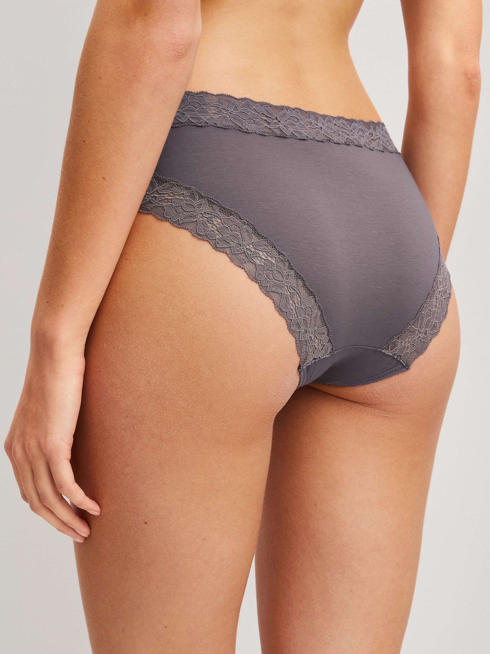 La modella / Il modello Donna indossa Slip in Cotone di colore Marrone, Pizzo, della serie Natural Comfort Lace di CALIDA, Vista posteriore
