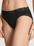 Le mannequin Femme porte le/la Culotte en Coton de couleur Noir, Dentelle, de la série Natural Comfort Lace de CALIDA, Vue de face