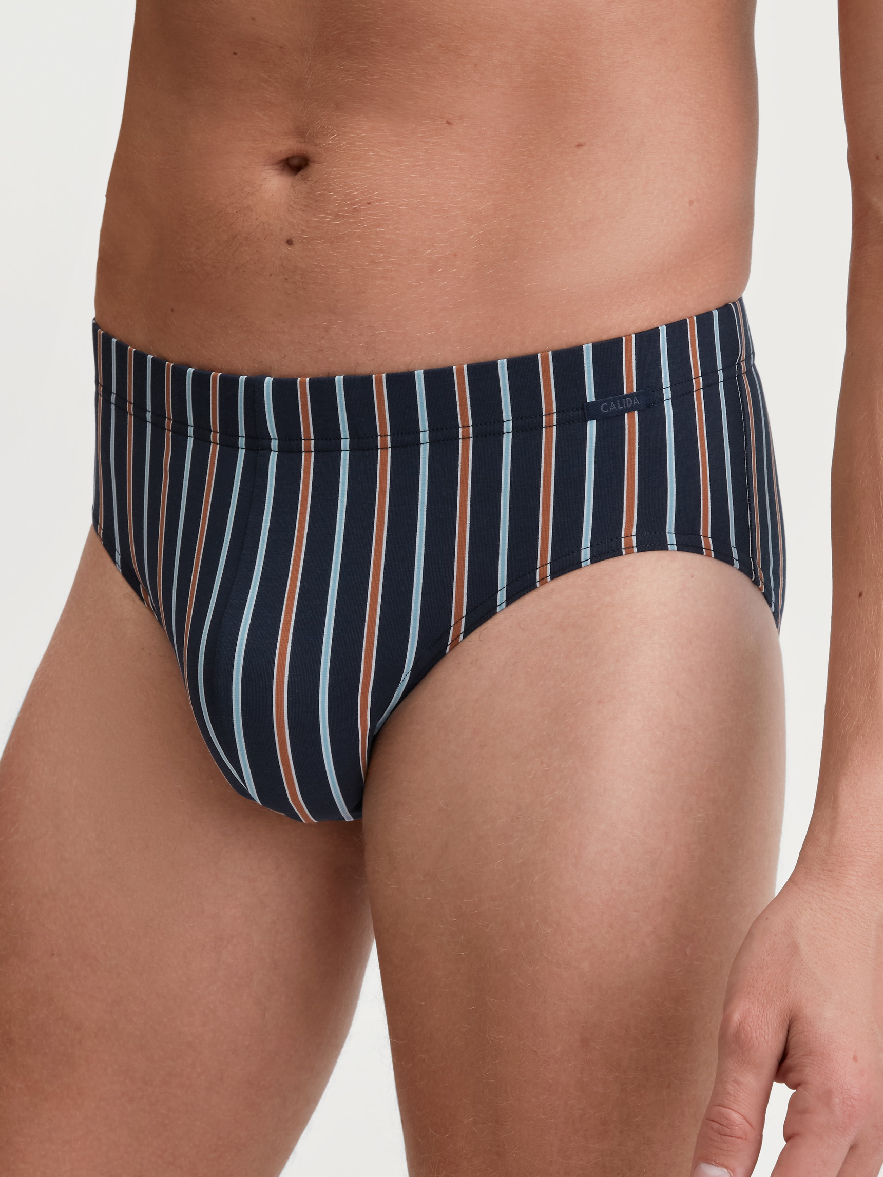 Herren-Model trägt Slip aus Baumwolle in Orange, Gestreift aus Serie Grafic Cotton von CALIDA, Vorderansicht