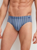 La modella / Il modello Uomo indossa Slip in Pima® Cotone di colore Blu, A righe, della serie Grafic Cotton di CALIDA, Vista frontale