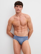 La modella / Il modello Uomo indossa Slip in Pima® Cotone di colore Blu, A righe, della serie Grafic Cotton di CALIDA, Abbigliamento