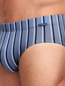 La modella / Il modello Uomo indossa Slip in Pima® Cotone di colore Blu, A righe, della serie Grafic Cotton di CALIDA, Dettaglio