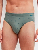 Herren-Model trägt Slip aus Baumwolle in Grün, Gemustert aus Serie Grafic Cotton von CALIDA, Vorderansicht