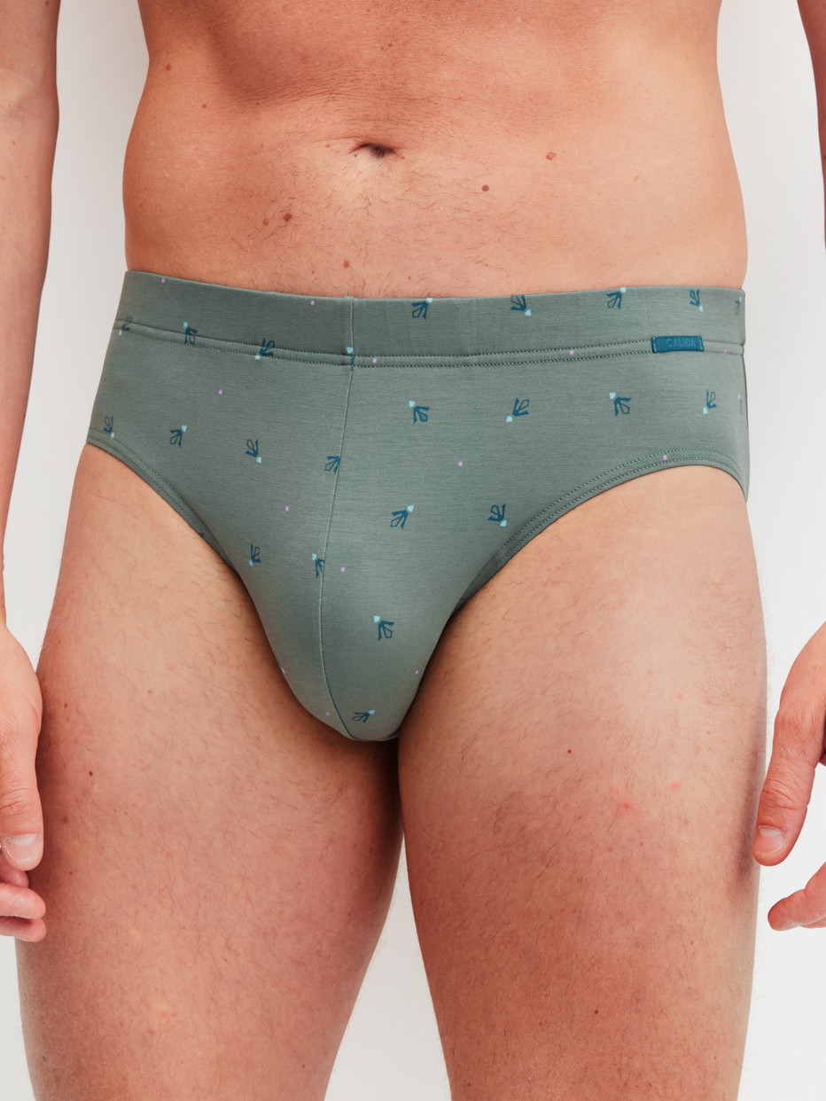 Herren-Model trägt Slip aus Baumwolle in Grün, Gemustert aus Serie Grafic Cotton von CALIDA, Vorderansicht