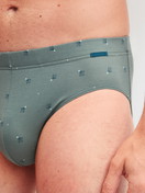 Herren-Model trägt Slip aus Baumwolle in Grün, Gemustert aus Serie Grafic Cotton von CALIDA, Detail