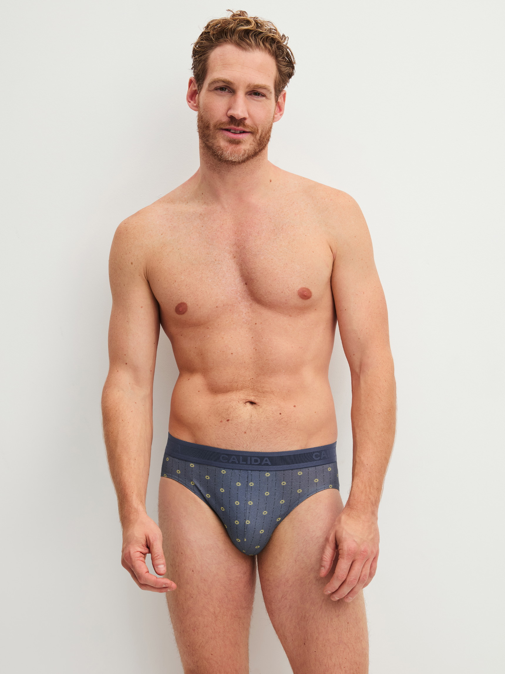 Herren-Model trägt Slip mit Softgummibund aus Baumwolle in Grau, Gemustert aus Serie EDITION 85 von CALIDA, Outfit