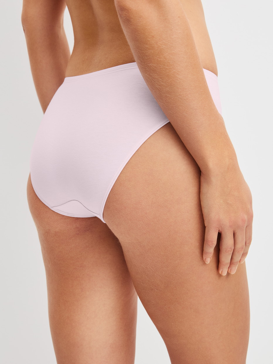 Damen-Model trägt Slip, regular cut aus Baumwolle in Rosa, Einfarbig aus Serie Essential Cotton von CALIDA, Rückansicht
