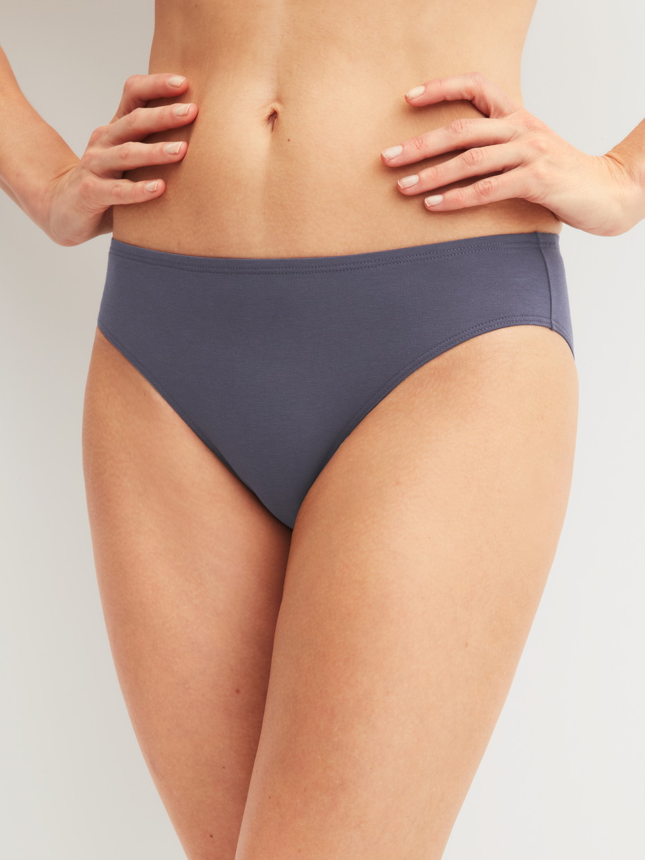 Damen-Model trägt Slip, regular cut aus Baumwolle in Grau, Einfarbig aus Serie Essential Cotton von CALIDA, Vorderansicht