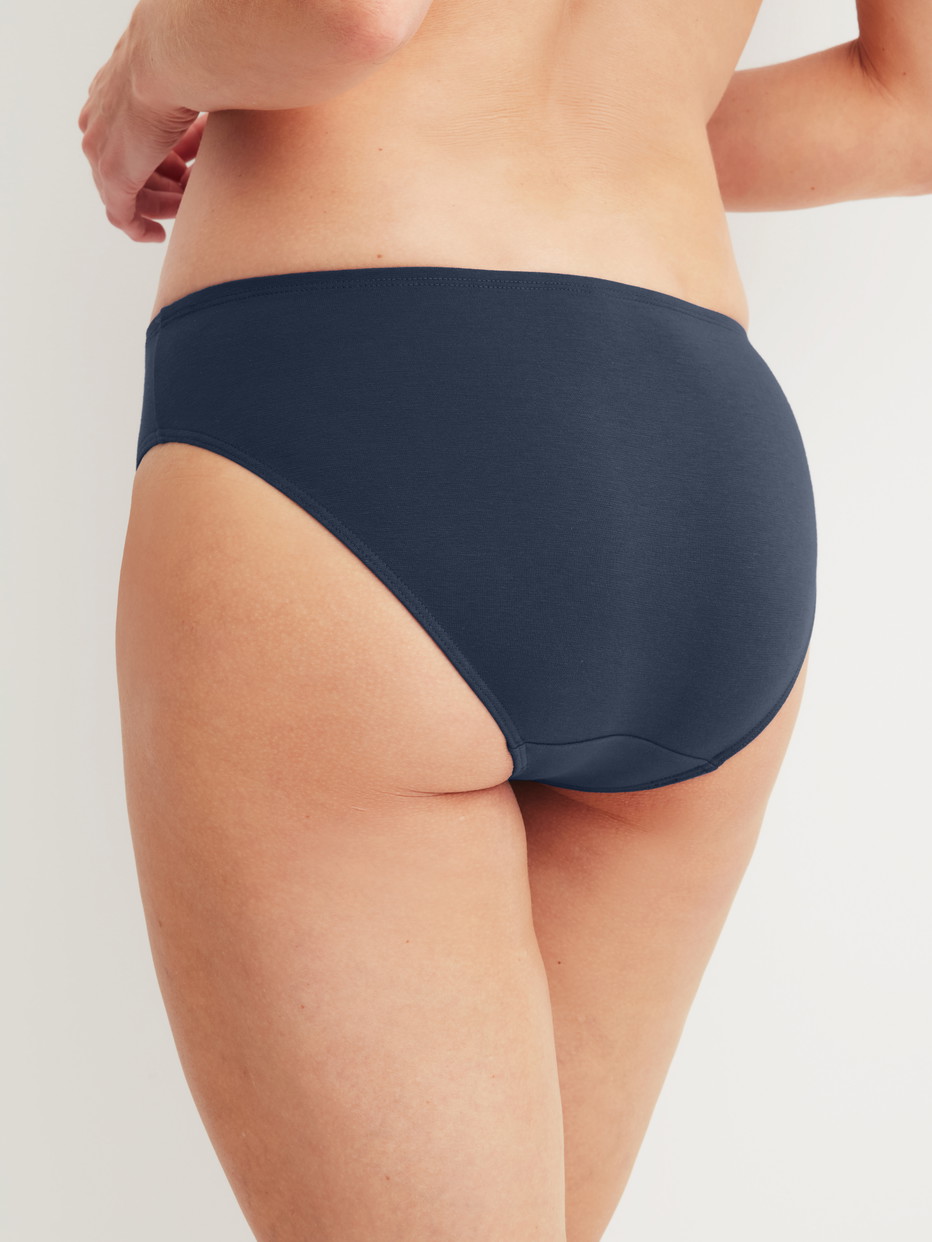 Le mannequin Femme porte le/la Culotte en Coton de couleur Bleu, Unicolore, de la série Essential Cotton Spe de CALIDA, Vue arrière