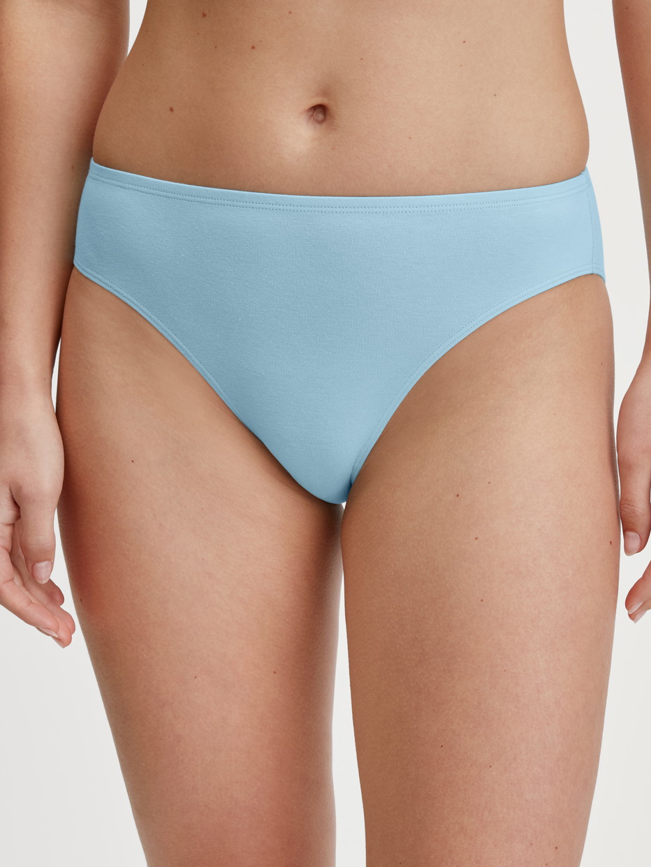 Le mannequin Femme porte le/la Culotte en Coton de couleur Bleu, Unicolore, de la série Essential Cotton de CALIDA, Vue de face