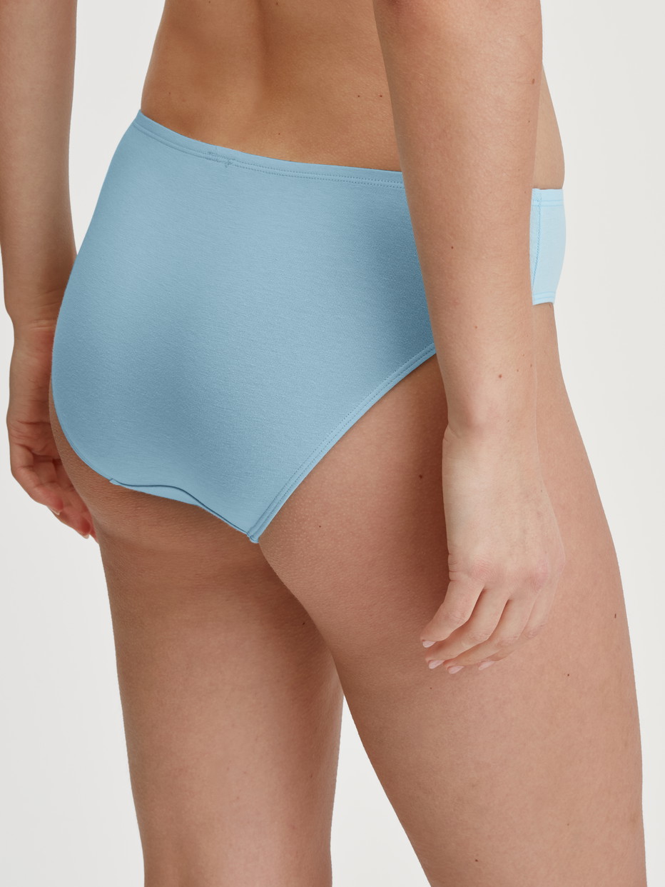 Le mannequin Femme porte le/la Culotte en Coton de couleur Bleu, Unicolore, de la série Essential Cotton de CALIDA, Vue arrière