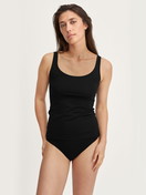 La modella / Il modello Donna indossa Slip in Cotone di colore Nero, Tinta unita, della serie Essential Cotton di CALIDA, Abbigliamento