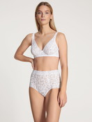 Damen-Model trägt Slip, high waist aus Swiss+Cotton in Weiß, Spitze aus Serie Natural Comfort Lace von CALIDA, Vorderansicht, Outfit