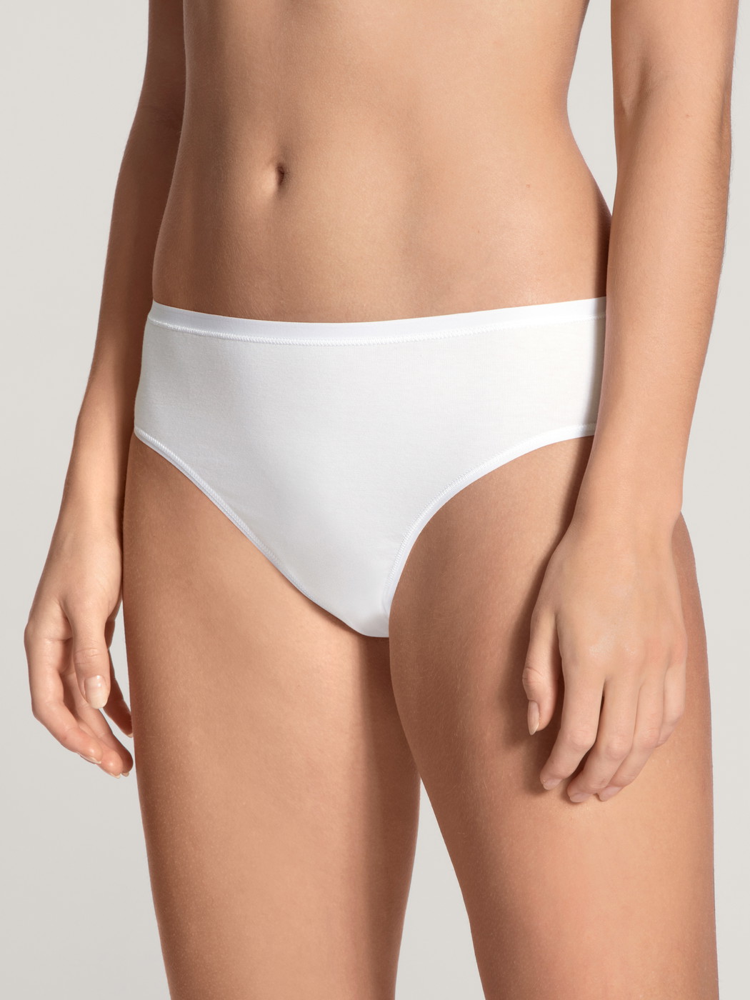 La modella / Il modello Donna indossa Slip in Cotone di colore Bianco, Tinta unita, della serie Benefit Women di CALIDA, Vista frontale