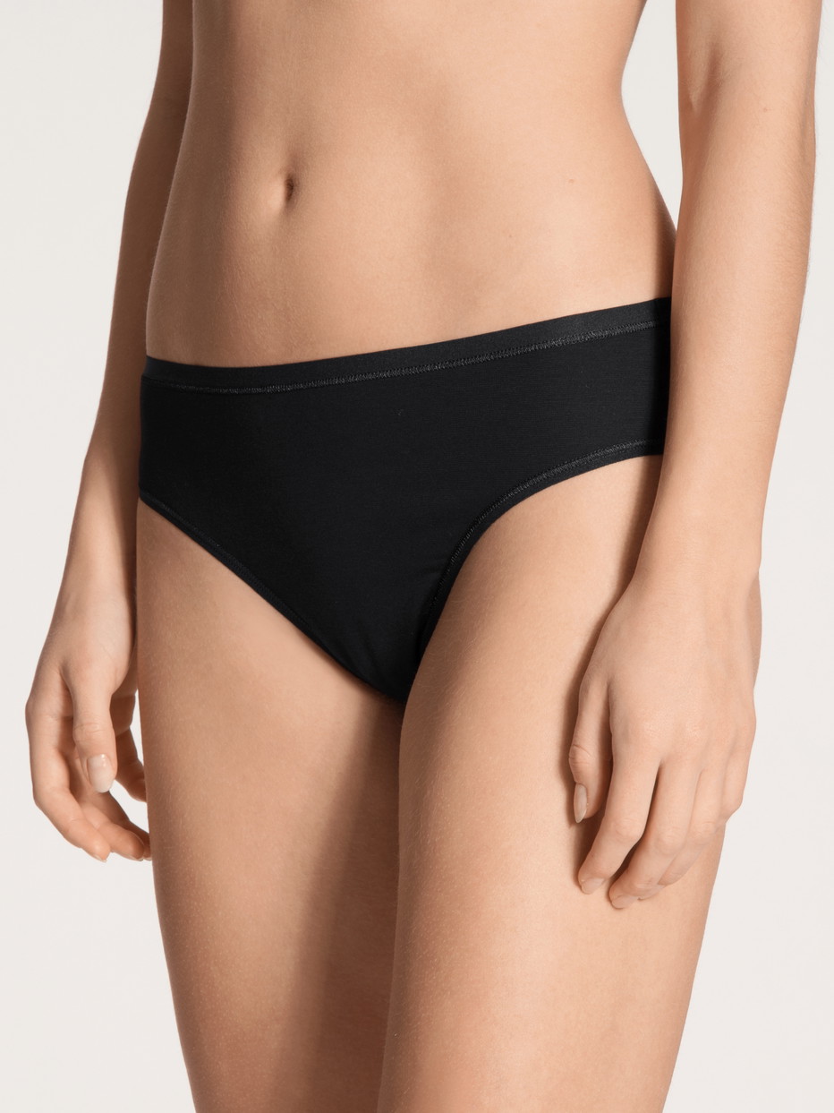 Damen-Model trägt Slip, 2er-Pack aus Baumwolle in Schwarz, Einfarbig aus Serie Benefit Women von CALIDA, Vorderansicht